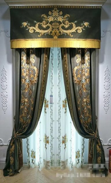 Rideaux élégants en velours vert avec motifs dorés et voilages transparents.